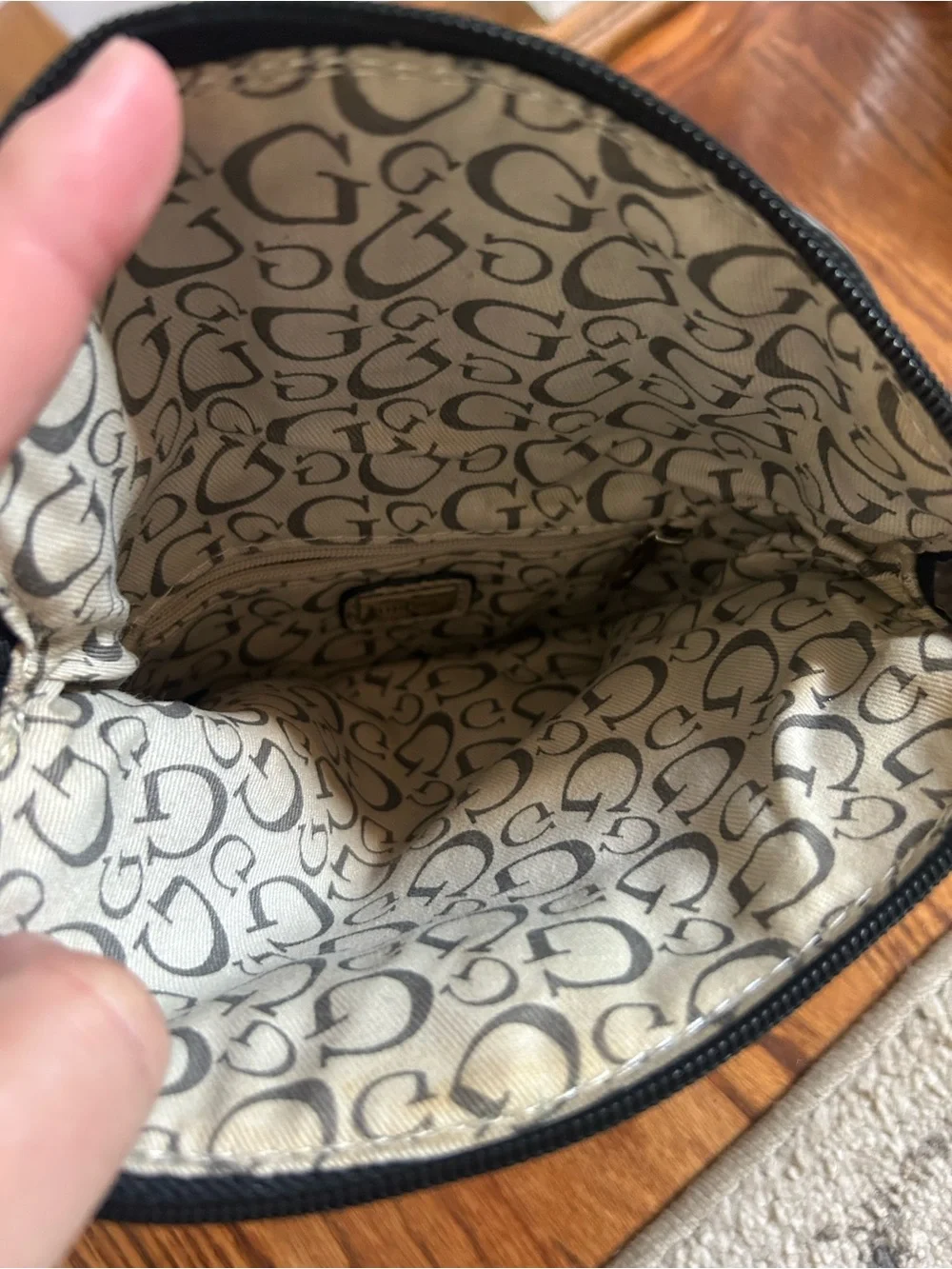 GUESS Black & Gray Faux Ostrich Wristlet Clutch Wallet Silver G Logo EUC